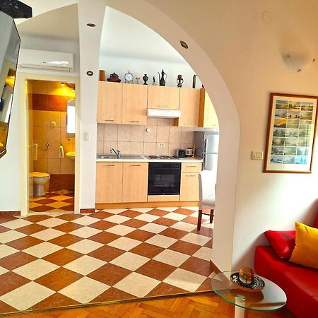 Sunny Center Apartment Split Room photo
