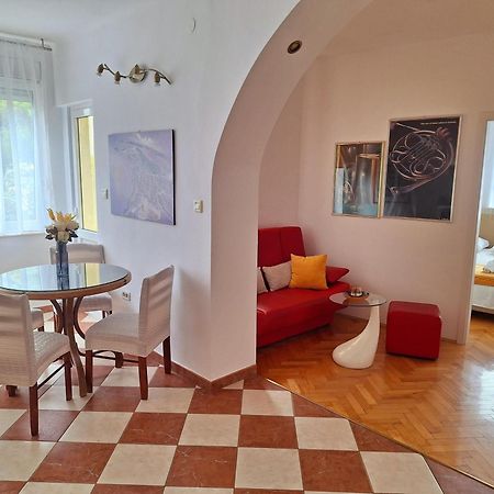 Sunny Center Apartment Split Room photo