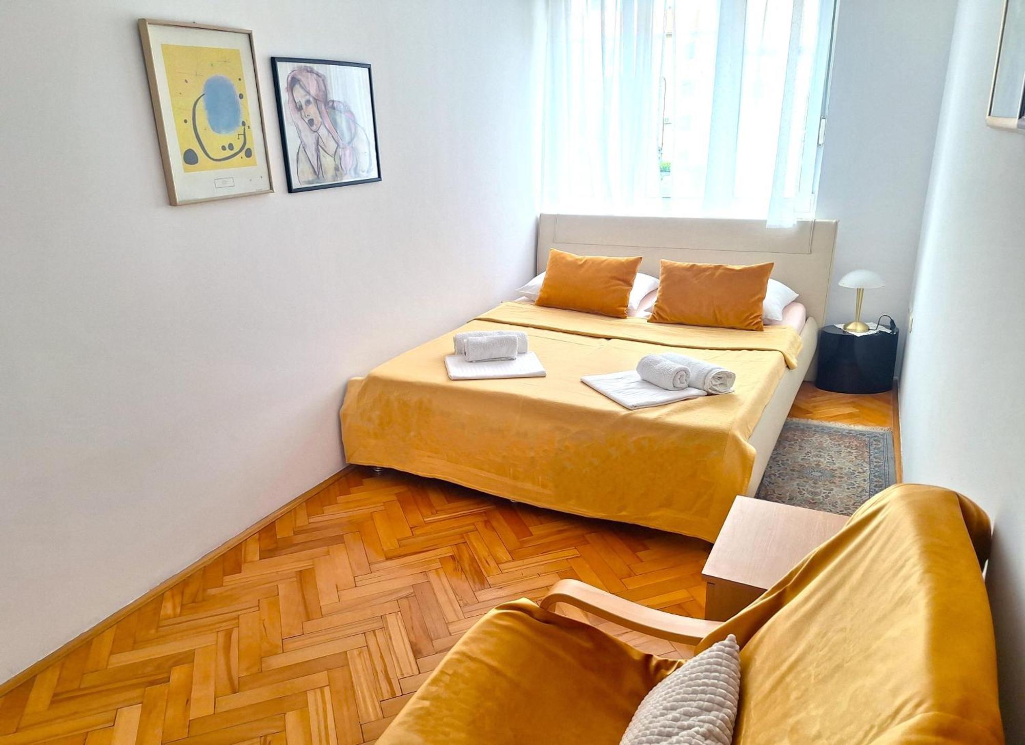 Sunny Center Apartment Split Room photo