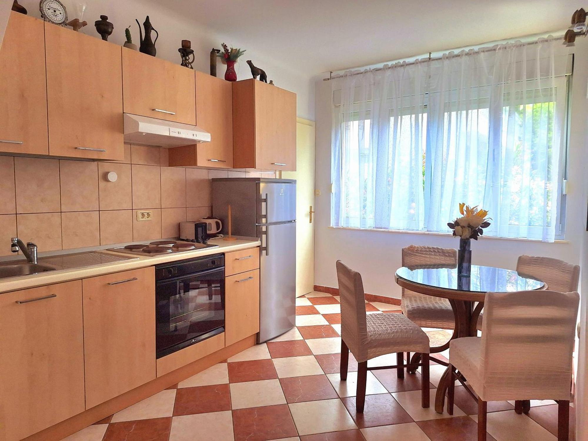 Sunny Center Apartment Split Room photo