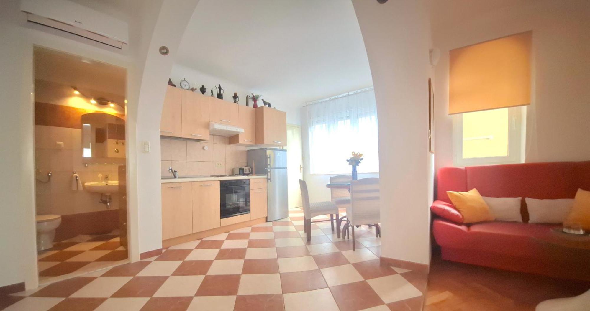 Sunny Center Apartment Split Room photo