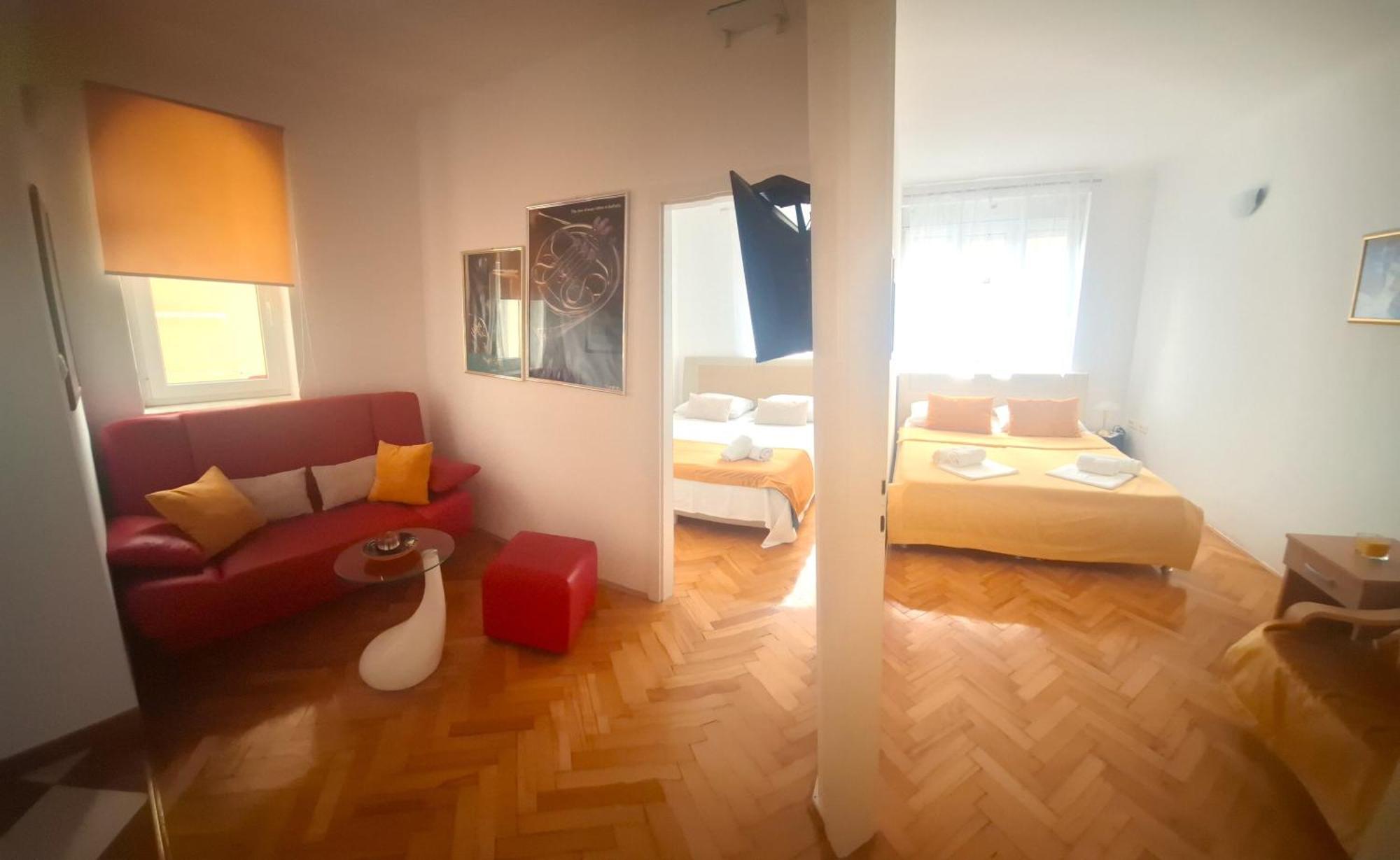 Sunny Center Apartment Split Room photo