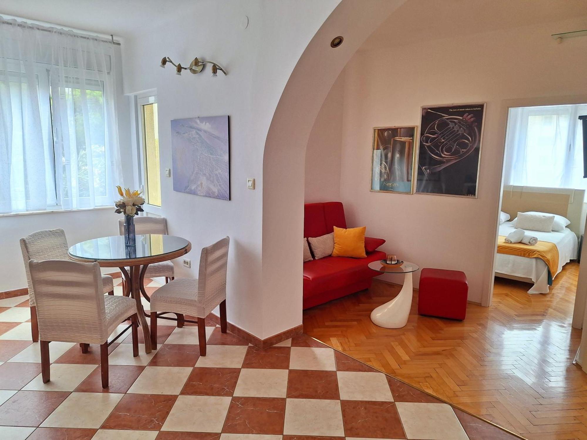 Sunny Center Apartment Split Room photo