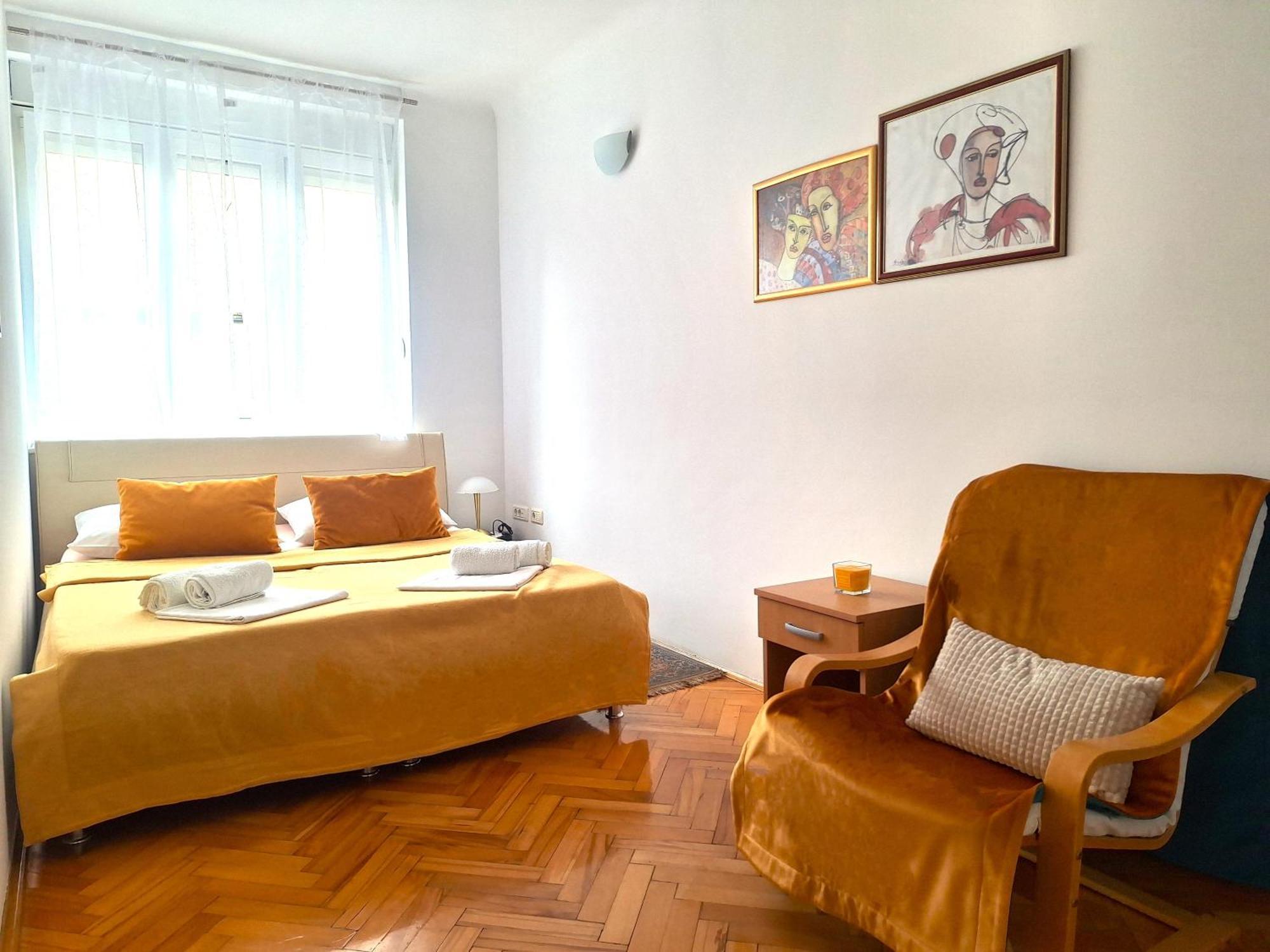 Sunny Center Apartment Split Room photo