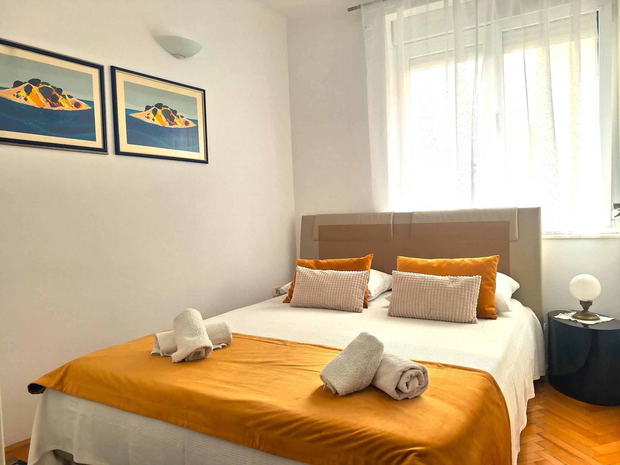 Sunny Center Apartment Split Room photo